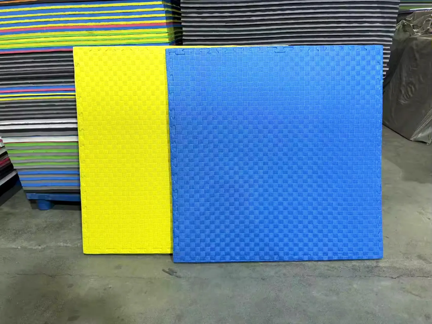 Yellow and blue EVA tatami mats, 1x1 m puzzle mats, at the SANSD factory