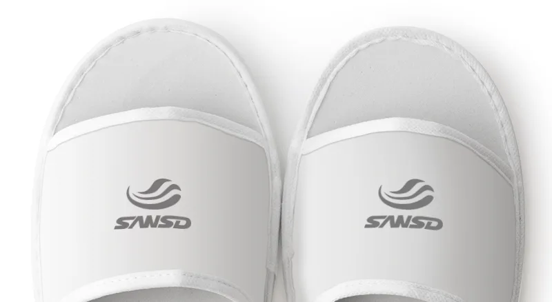 Par de pantuflas de hotel blancas con punta abierta y logo SANSD gris en serigrafía